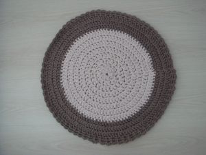 Okrúhly háčkovaný koberec
