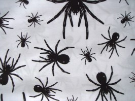 Látka biela čierne pavúky